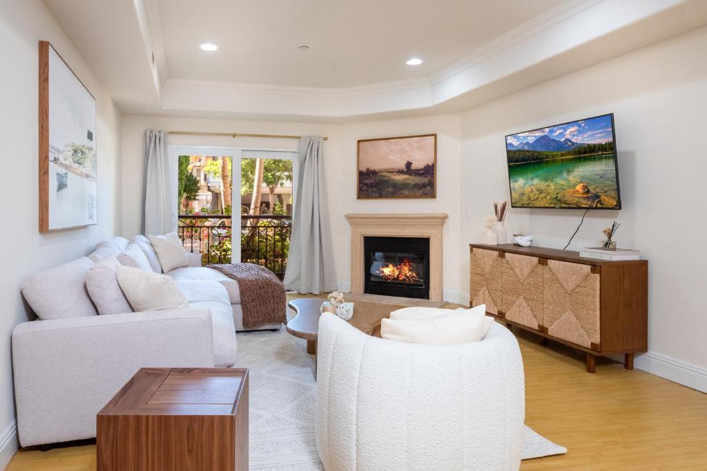 West Los Angeles Apartment | Exquisite Modern 2BR Apt in Prime Location!