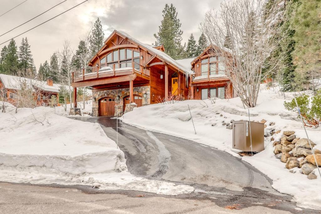 Truckee House | Extraordinary Tahoe-Donner Modern Mountain Home