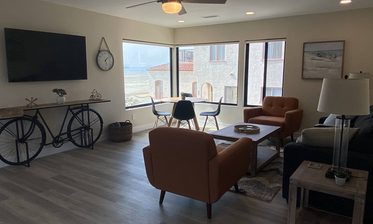 Peninsula Apartment | Fabulous private stand alone unit with amazing ocean views and private deck.