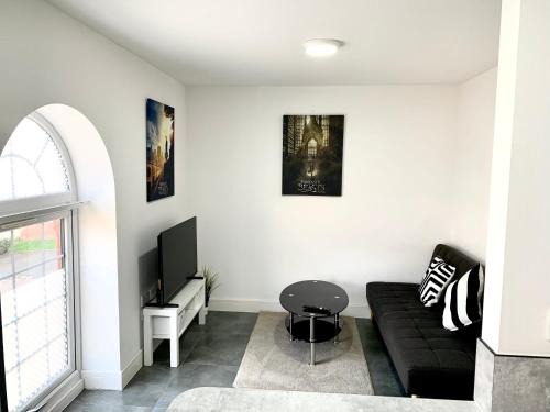 Smethwick Apartment | Falcon Crest Lodge - 2BR-Sleeps 7 - Free Parking - Wi-Fi