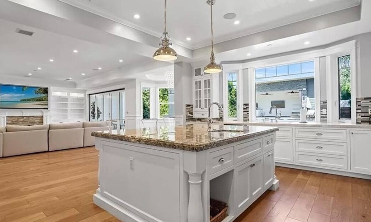 Valley Village House | fancy 5-bedroom house with huge pool near hollywood