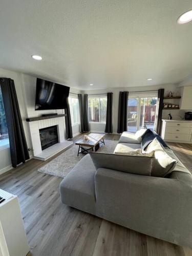 Vista House | Farmhouse, Modern Kitchen, Yard