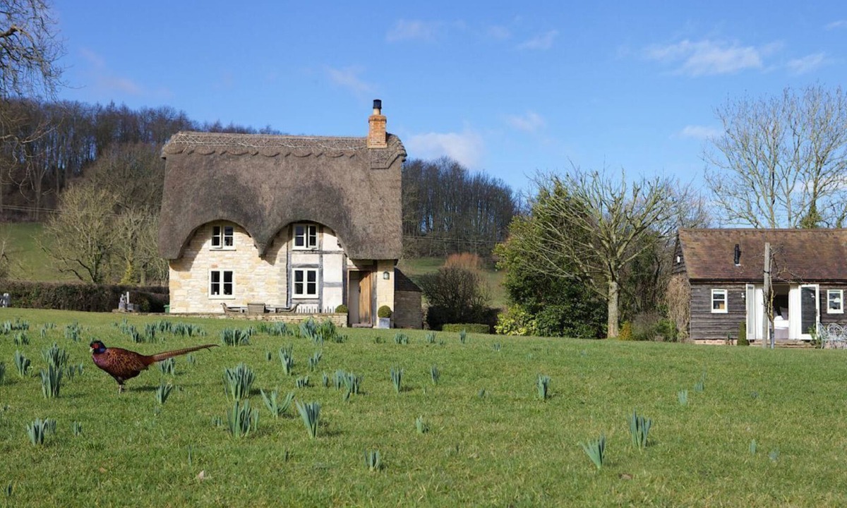 Pershore Cottage | Field Cottage is a picture-book thatched cottage with many period features