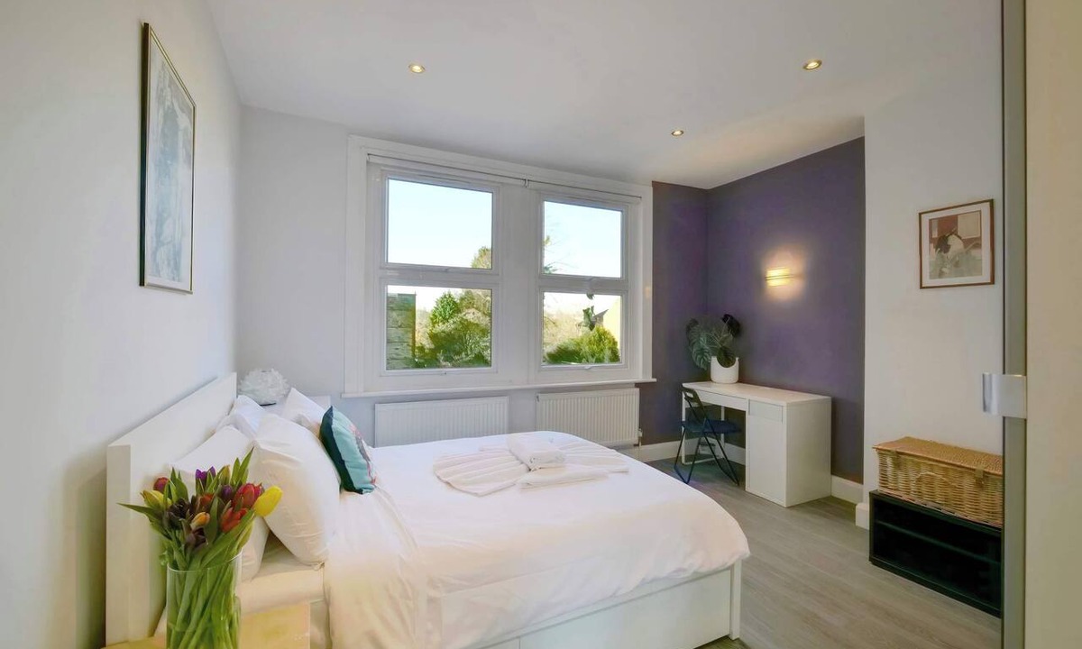 Finchley Church End Apartment | Finchley Central 3BR Flat + Private Garden