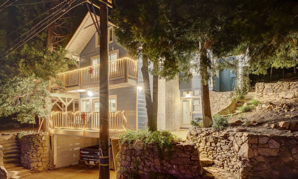 Twin Peaks Cabin | Forest Getaway with Plenty Parking