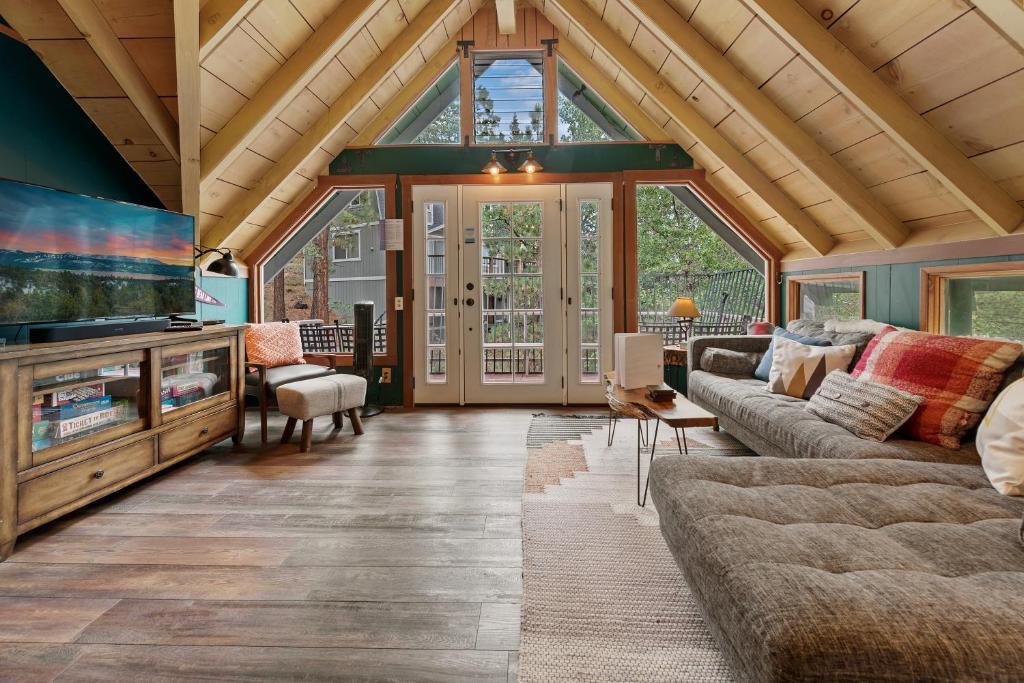 Upper Moonridge House | Forest Glen