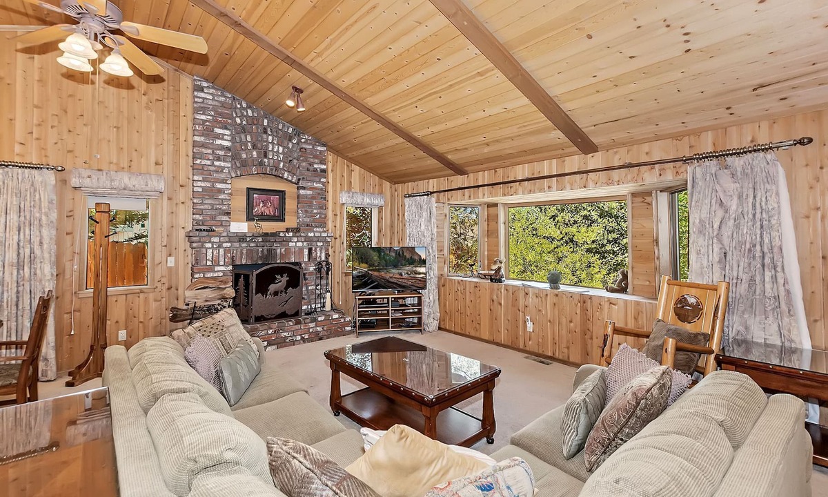 Fox Farm Cabin | Fox Canyon by Destination Big Bear : Hot Tub! BBQ! Air Hockey! Internet! Deck! Great Neighborhood! Fireplace!
