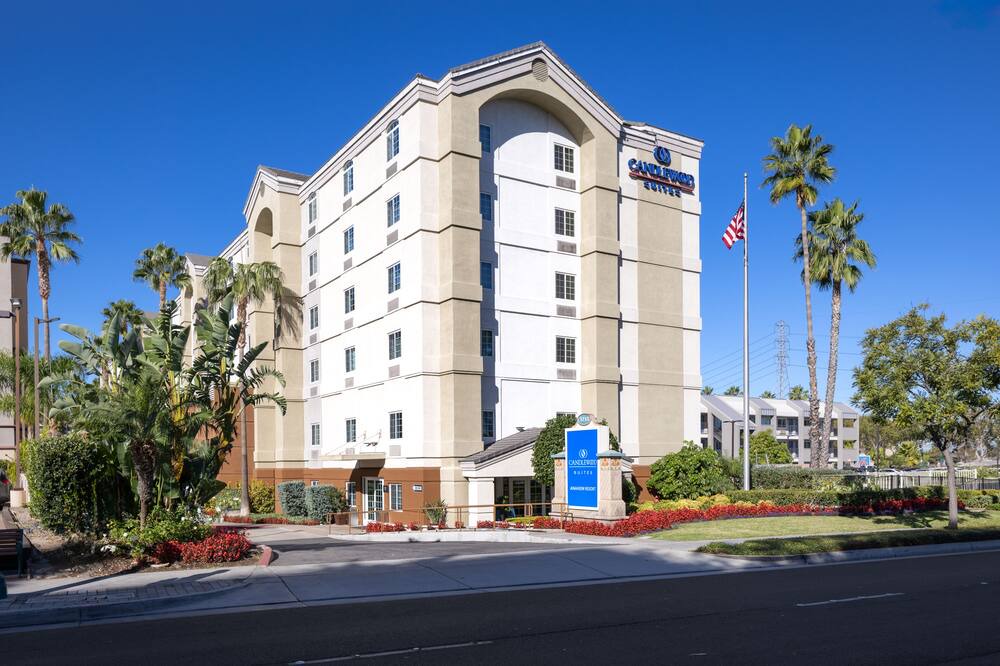 Anaheim Resort House | Friends and Family Disney Getaway! Two Studio Suites w/Full Kitchens! Pool!