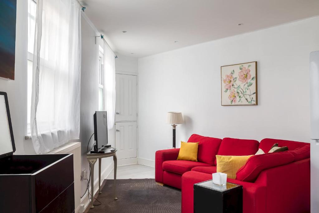 Munster House | Fulham Amazing 2-Bedroom House by Central London