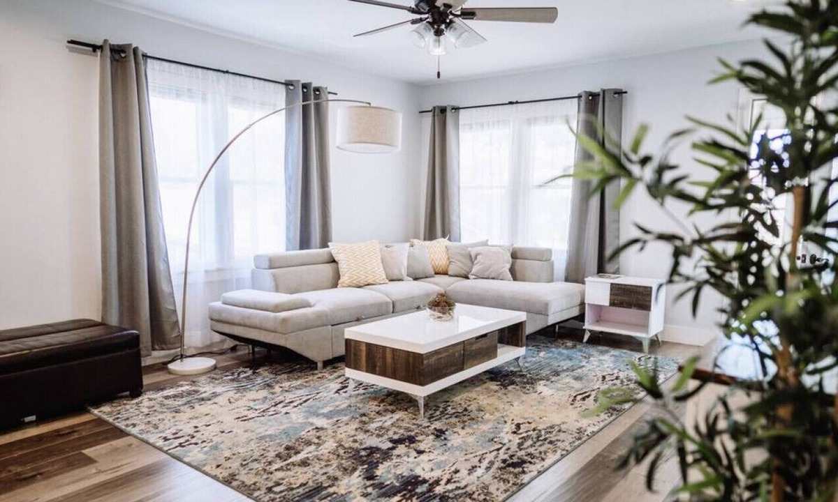 Anaheim Colony Historic District House | FULLY FURNISHED, MONTHLY BEAUTIFUL 3-BEDROOM HOME WITH LARGE FENCED YARD & CHILDREN'S PLAY/SWING SET 2 MILES FROM DISNEYLAND (p32)