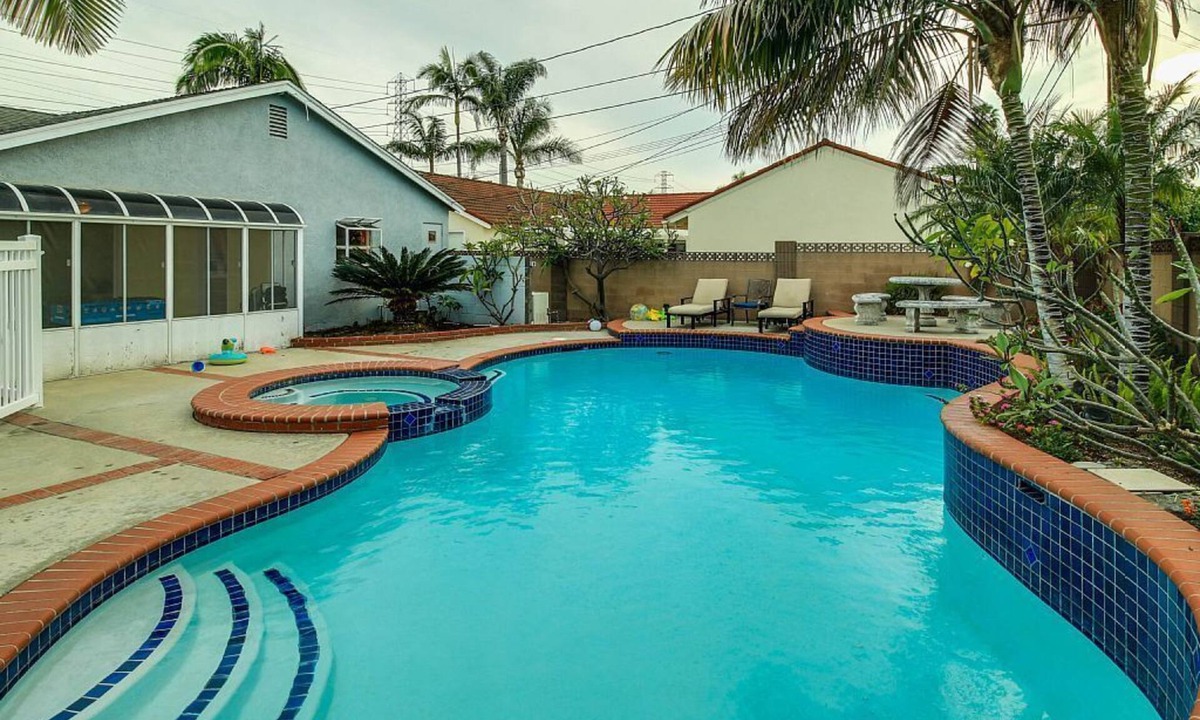 Hermosa Village House | Funtierland + Minnie's House + Walk to Disneyland + Pool + Pet Friendly
