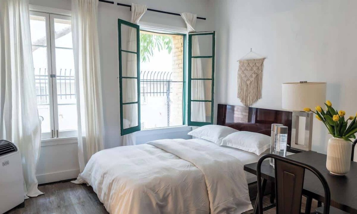 Hollywood Apartment | Furnished Bachelor in Hollywood