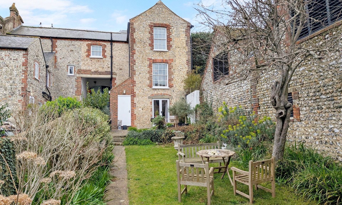 Arundel Cottage | Gainsford - Arundel - a cottage that sleeps 4 guests in 2 bedrooms