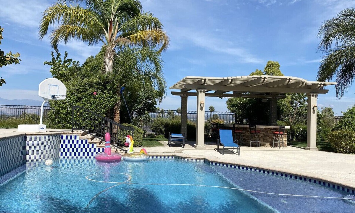 La Sierra House | Garden House with swimming pool