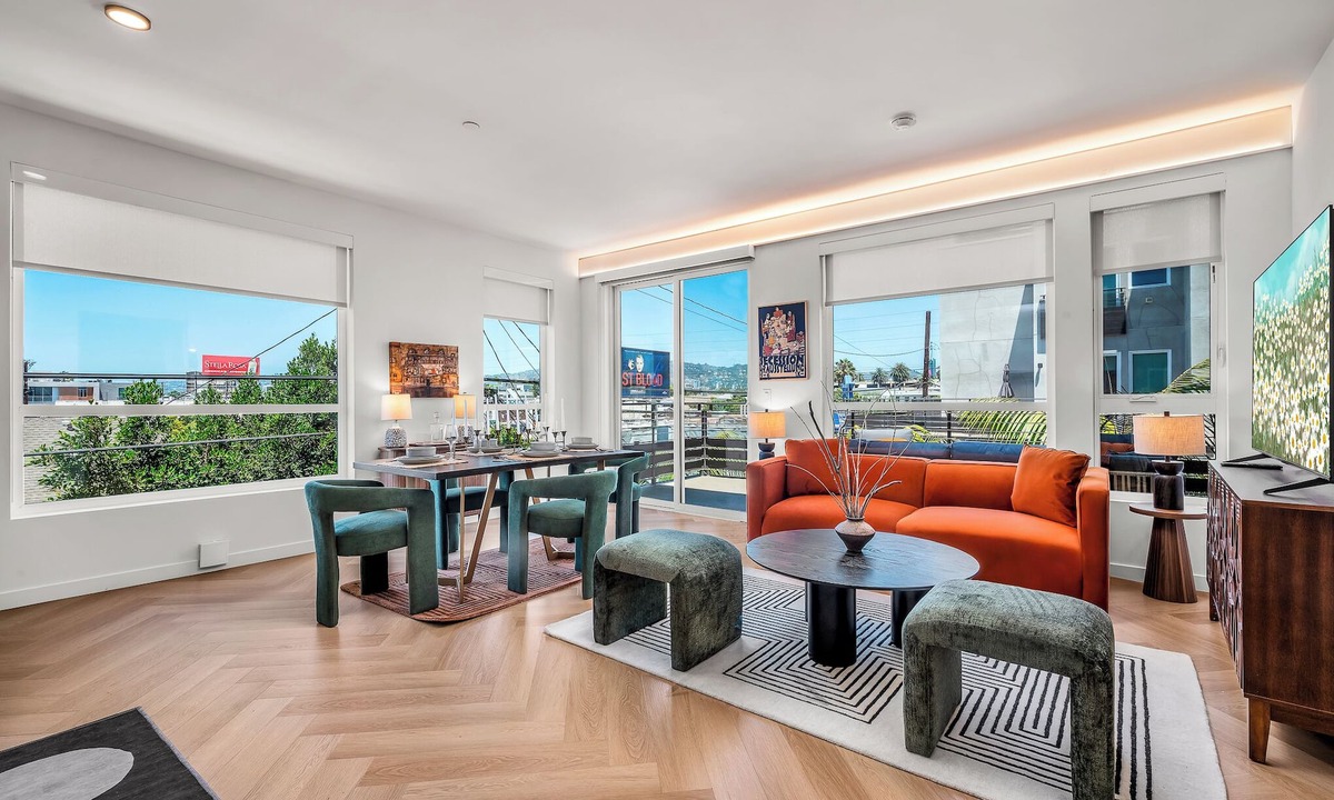 Larchmont Apartment | Gillis House 2BRDM, Pool, Gym, 2 Parking & Views!