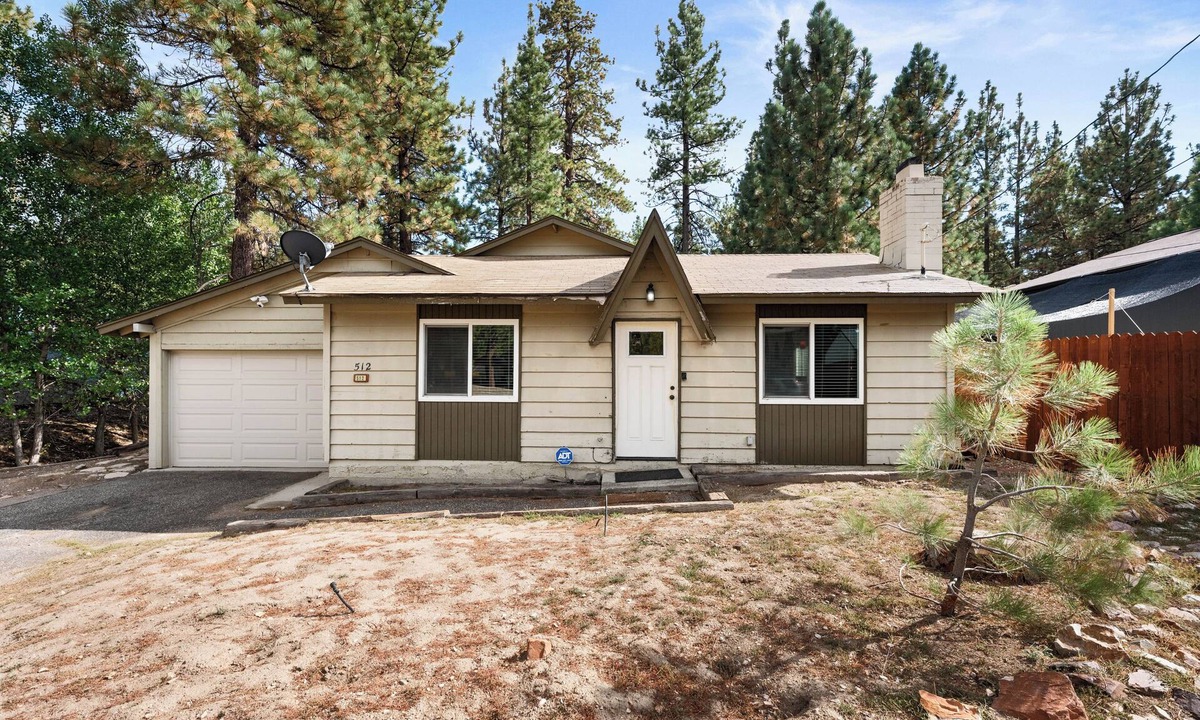 Big Bear City House | Golden Bear - Family Cabin, Mini Game Table, Fireplace, Barbecue