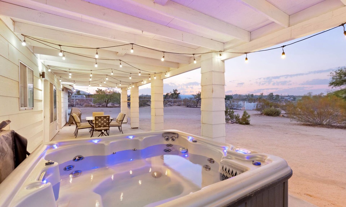 Joshua Tree House | 🌵Golden Desert Ranch - Hot Tub, Fire Pit and BBQ!🌵