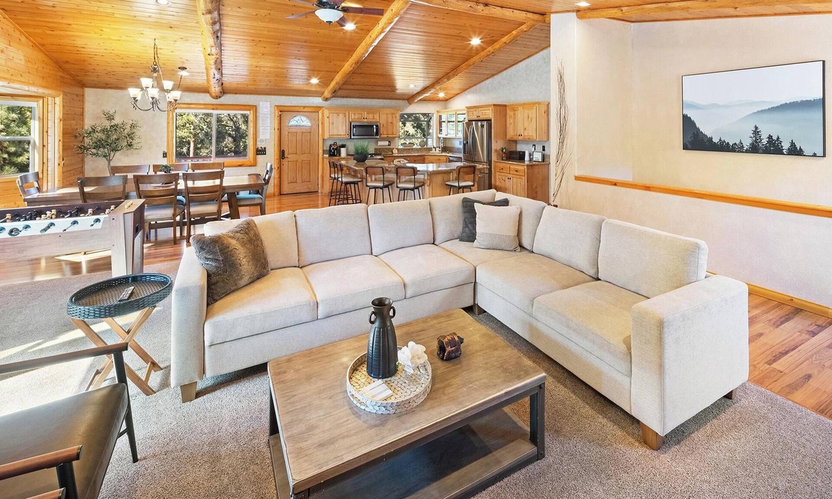 Castle Glen Estates Cabin | Golden Oaks by Destination Big Bear :Luxury Log Cabin w/Peaceful Setting in High End Neighborhood! Foosball Table/Arcade Game! Gourmet Kitchen! Master Suite w/Private Bathroom! Garage Parking! Propane BBQ!