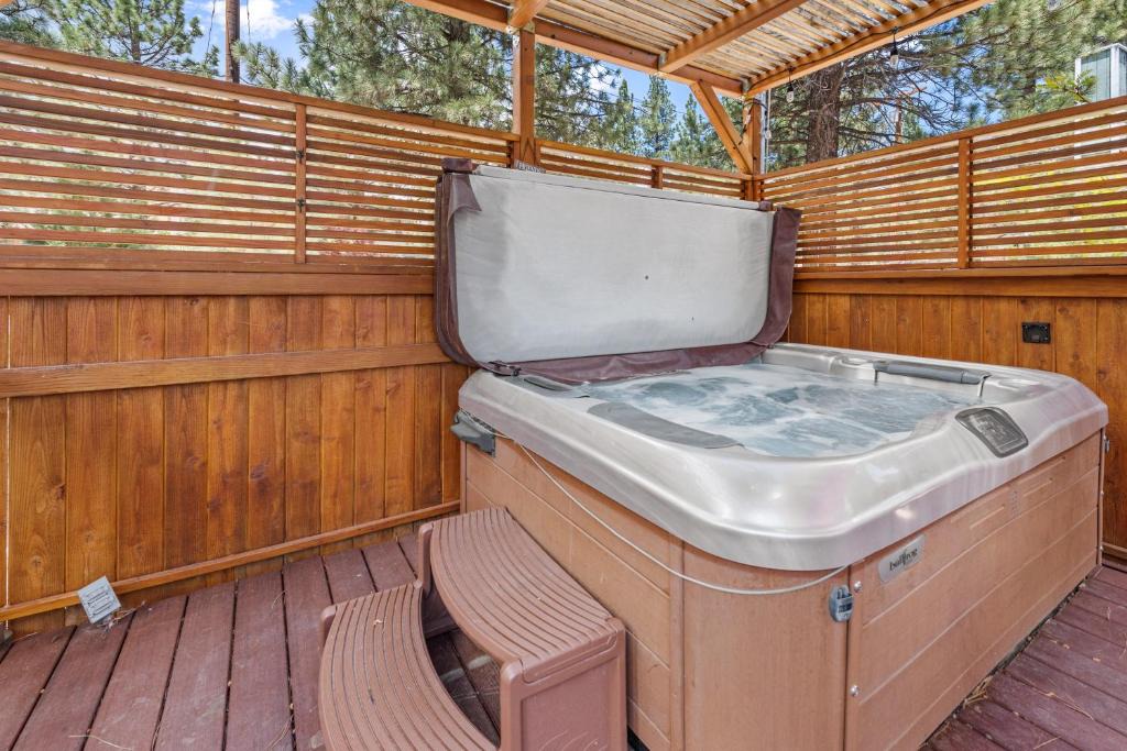 Woodlands House | Goldies Getaway - Beautiful modern cabin with Hot Tub! Game Room with Foosball and Ping Pong Table!