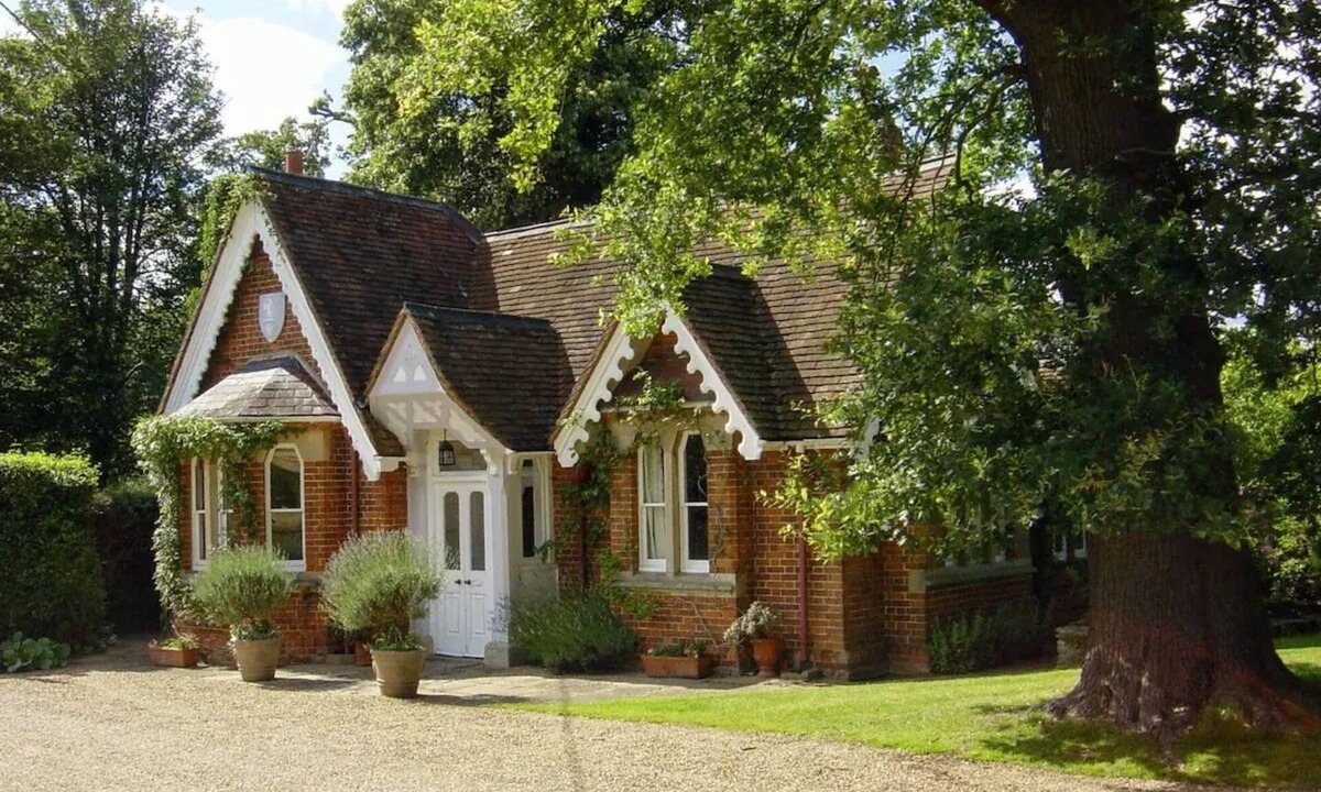 Windsor Cottage | Gorgeous Country Cottage, beside Windsor Great Park & overlooking Windsor Castle