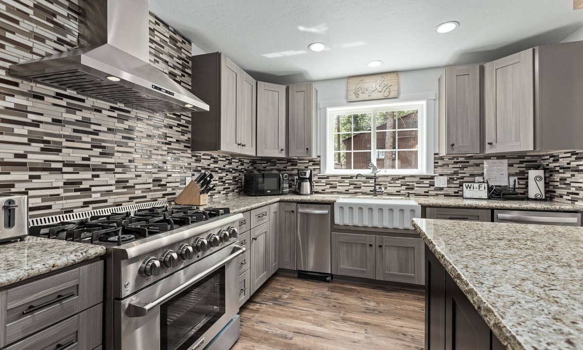 Wishon Cabin | Gorgeous Lakefront Estate in Bass Lake, Just 30 min from Yosemite National Park!