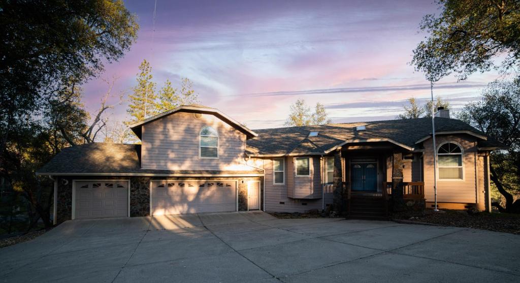 Groveland Villa | Gorgeous villa overlooking Yosemite mountains