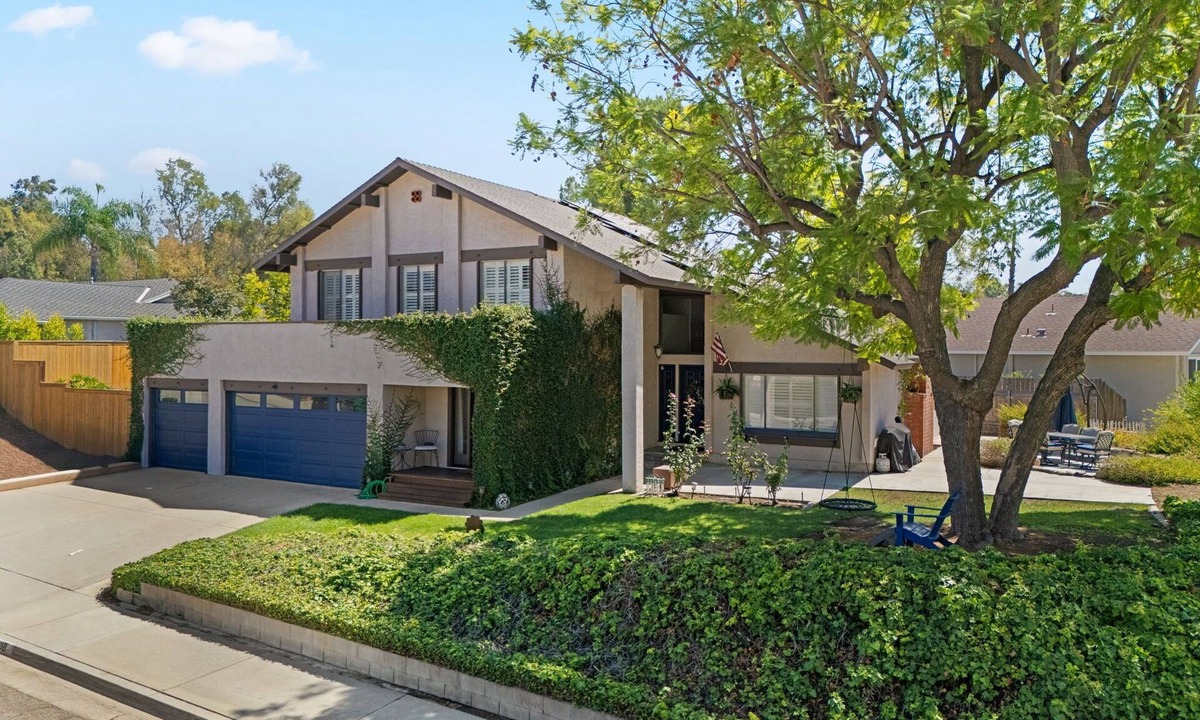 Bonita House | Grand Piano, Stocked Kitchen, Modern Decor