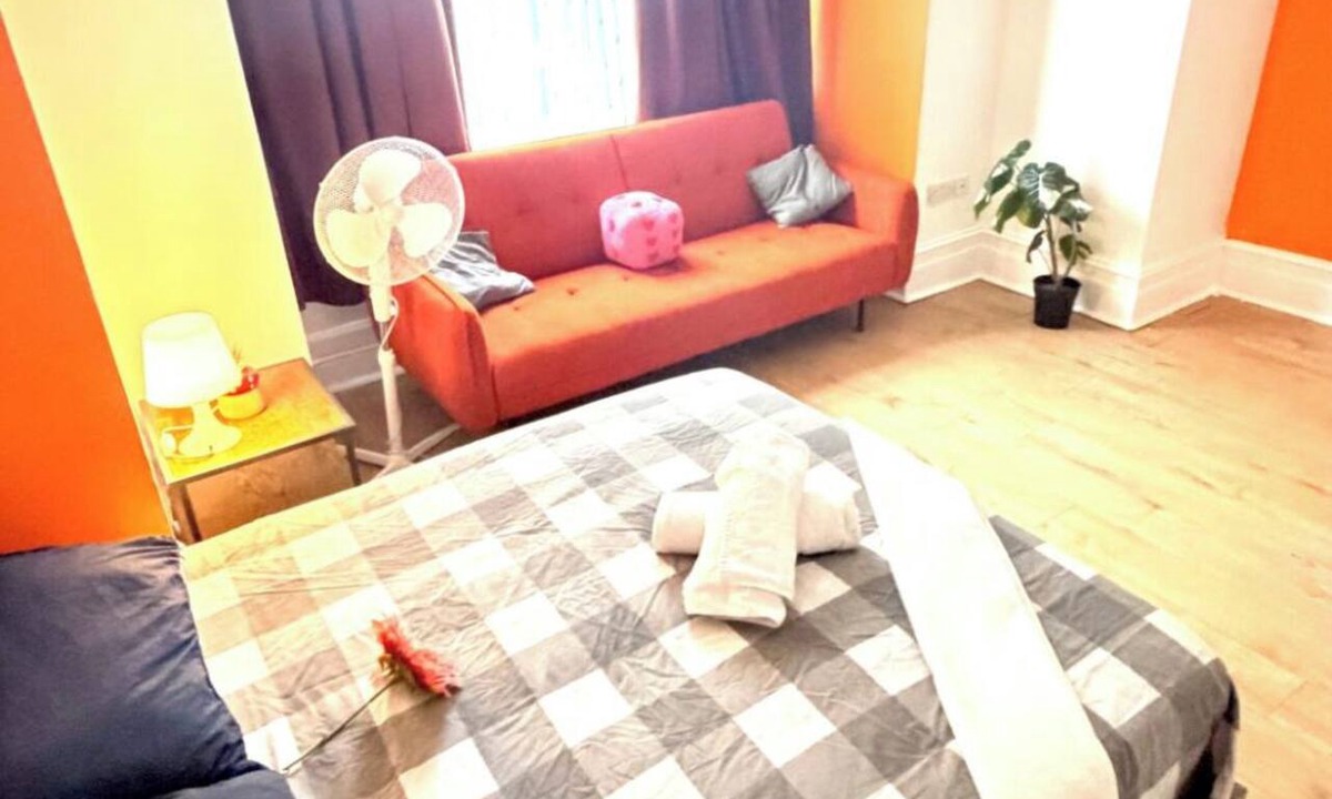 Mapesbury Apartment | Ground Floor Studio - Willesden Green - Sleeps 4