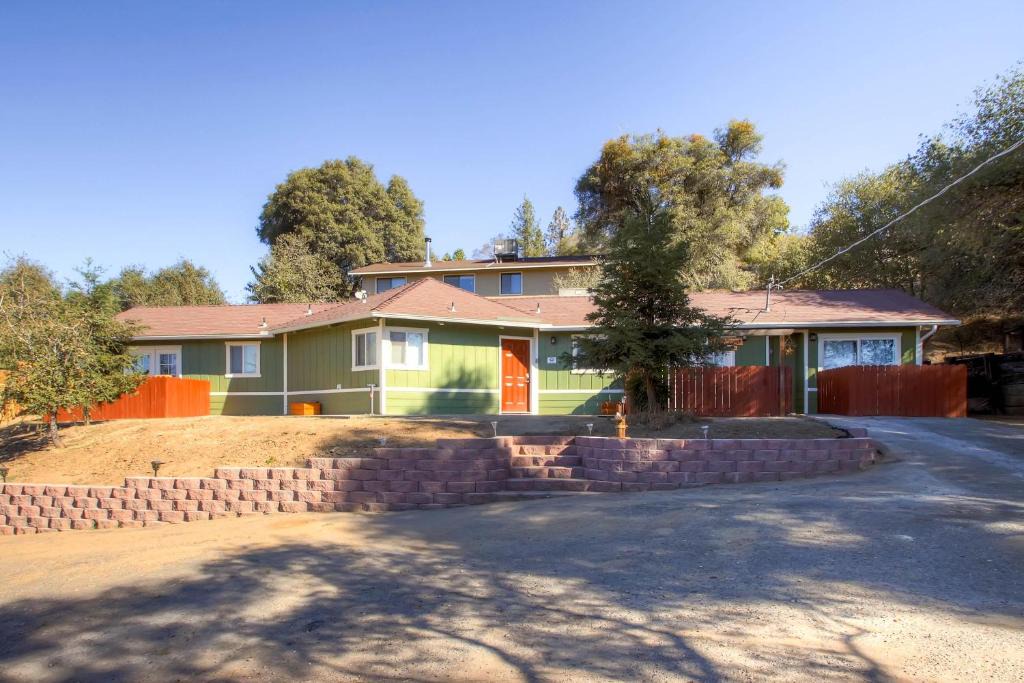 Yosemite Forks House | Harmony Hilltop Hideaway