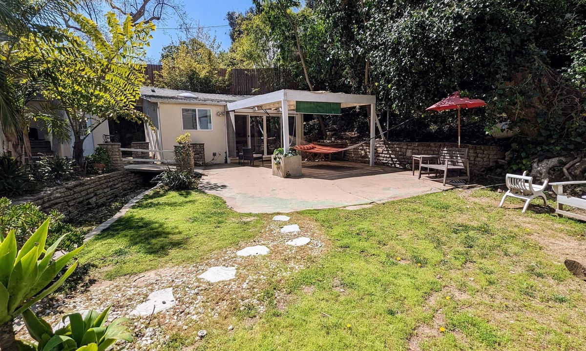 Beverly Glen Apartment | Hillside Bungalow near UCLA, Bel Air with Patio, Garden & Parking