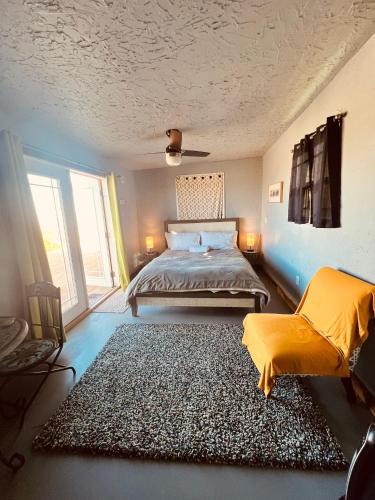 Twentynine Palms House | Hilltop Cabin with Starlink and View 10 mins to JT Park