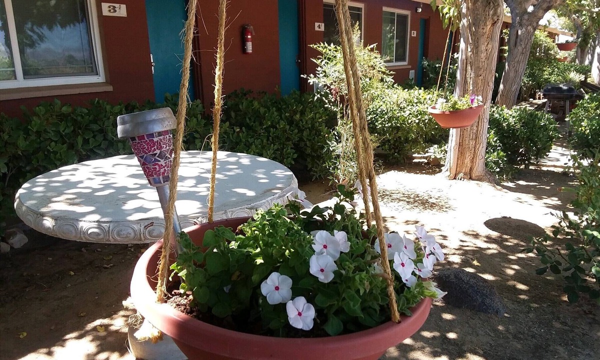 Apple Valley Hotel | Hilltop Tavern and Inn