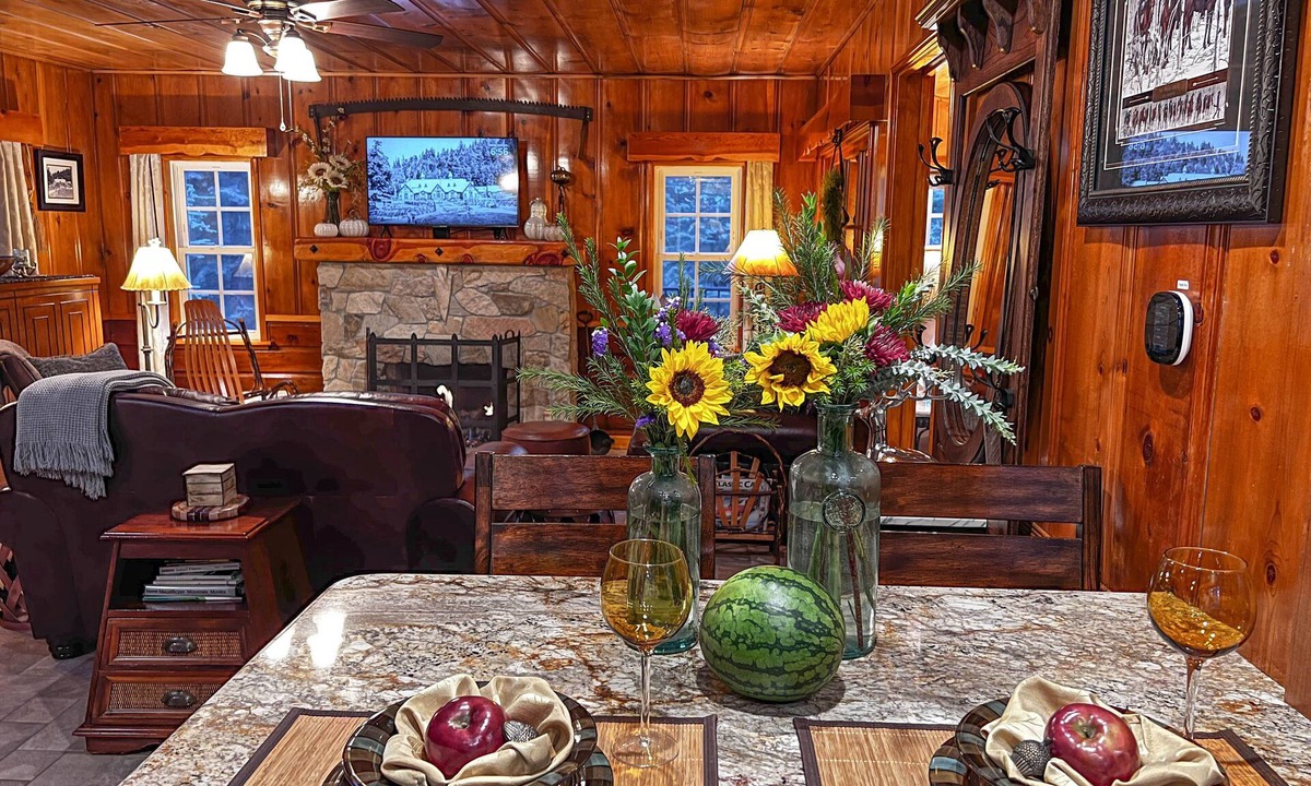 Arrowhead Villas Cabin | Historic Hershey Cabin, Immaculate, Romantic, Just for Two, Immaculate, Air Cond