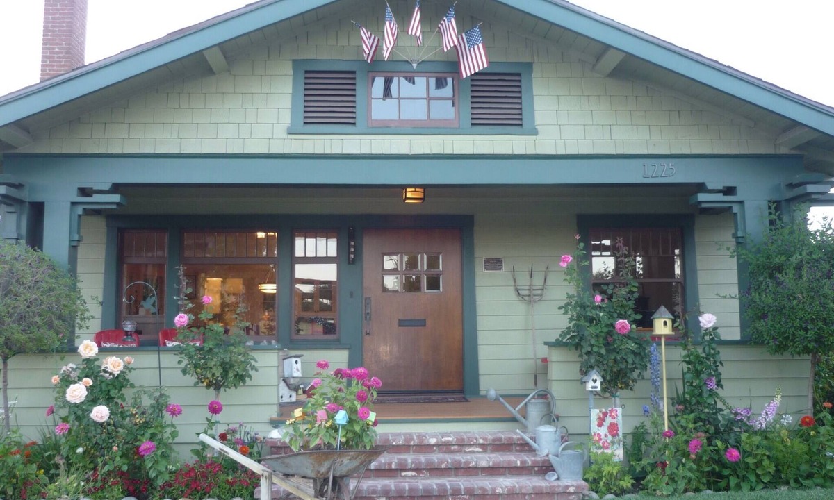 Northwest Anaheim House | Historic Home, Bocce Ball, Horse Shoe's, Foosball, Pickleball, Playroom, WiFi