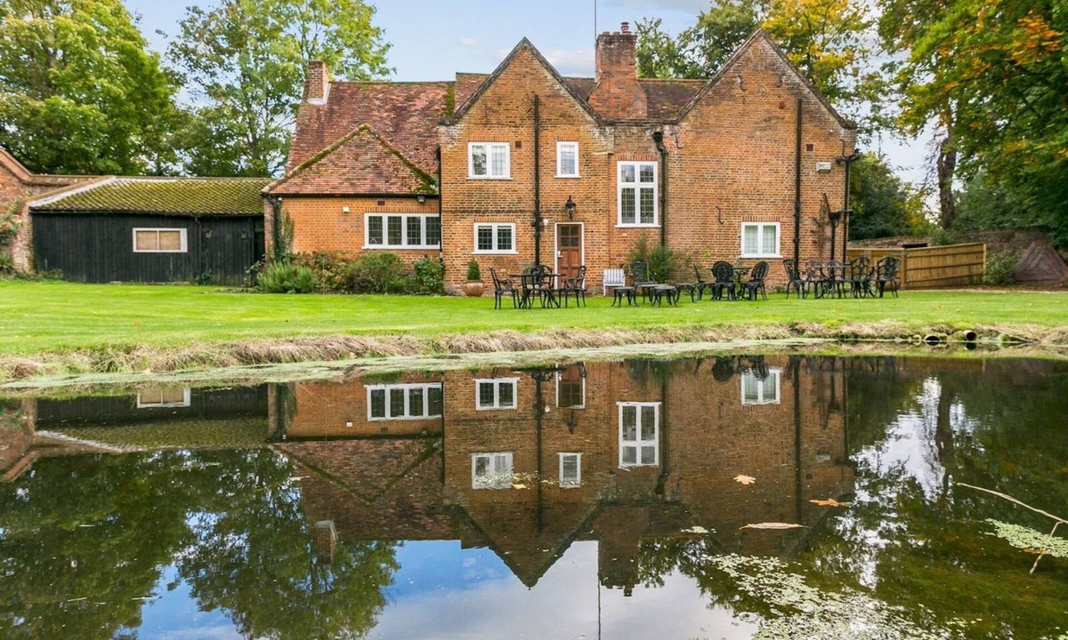 Burnham House | Historically Charming Home with Large Garden- Pass the Keys