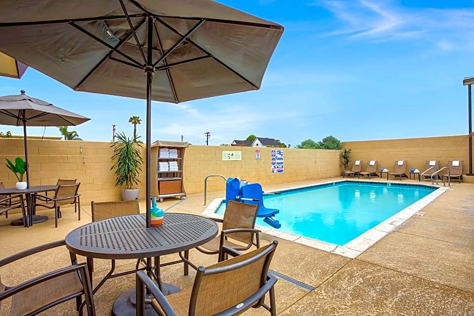 East Side Costa Mesa Hotel | Holiday Inn Express Costa Mesa, an IHG Hotel