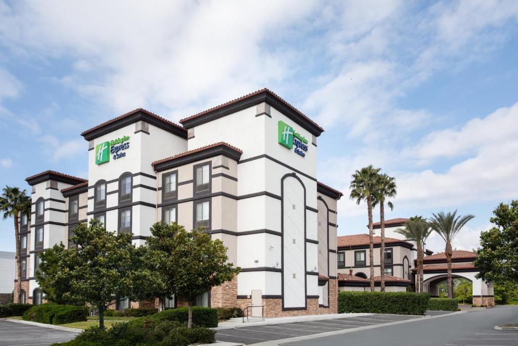 Ontario Hotel | Holiday Inn Express Ontario by IHG