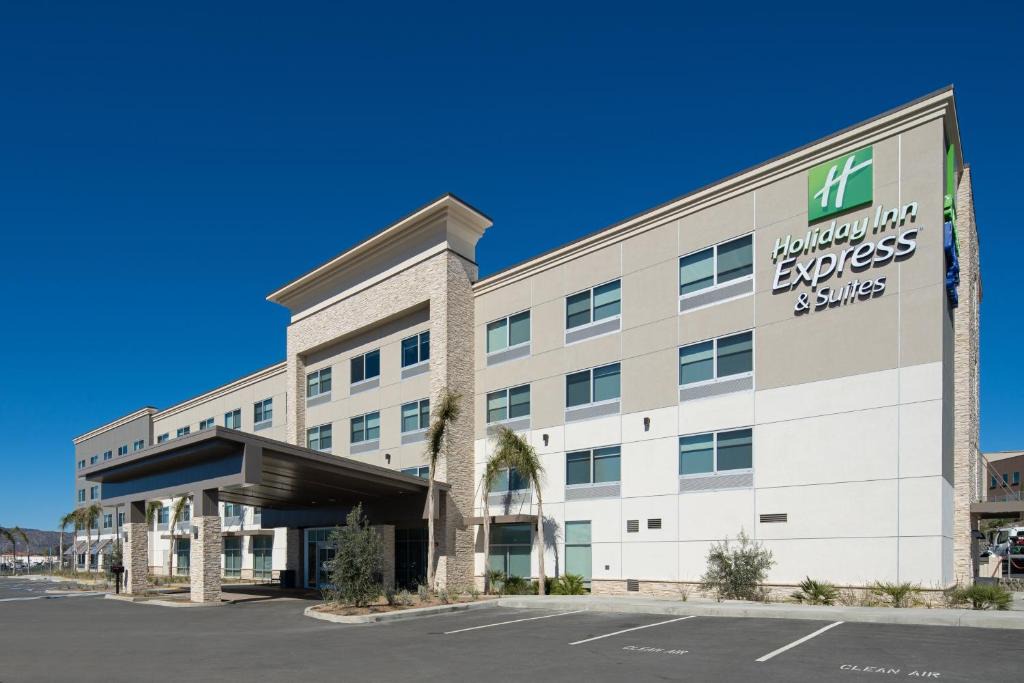 Temecula Hotel | Holiday Inn Express & Suites - Murrieta by IHG