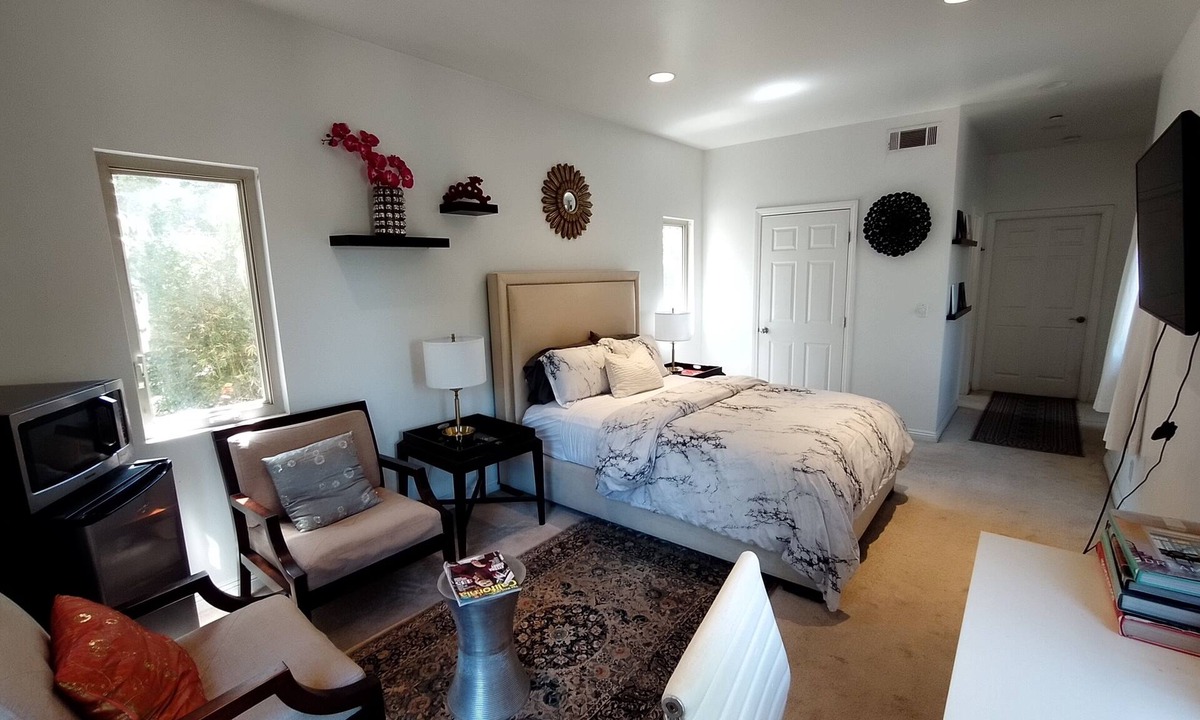Hollywood Hills West House | Hollywood Hills Upscale Modern Furnished Bedroom Suite in Large House