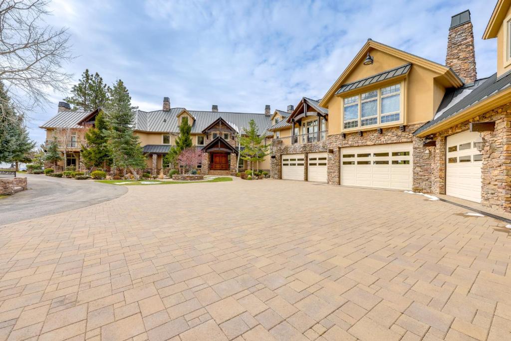 Yucaipa House | Hot Tub and Views Luxe Mountain Escape in Yucaipa