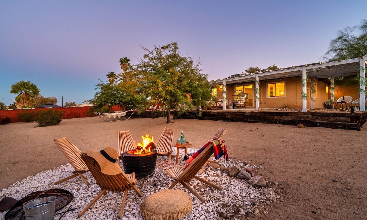 Twentynine Palms House | ★Hot tub under the stars★ 3 King Beds, Cowboy Pool, Desert Views, Fire Pit, EV