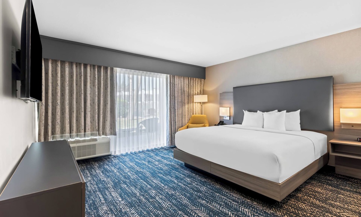 Bakersfield Hotel | Hourglass Hotel, Trademark Collection by Wyndham