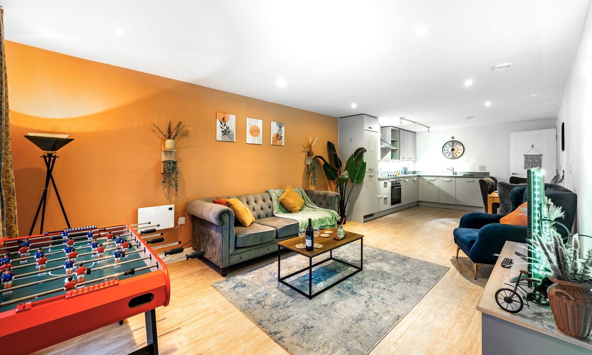Bordesley Apartment | Huge Digbeth Apt, Sleeps 8, 5bed, Free Parking.