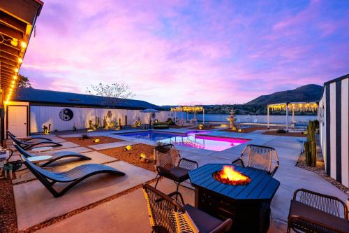 Yucca Valley House | HUGE House in Joshua Tree/Yucca Valley with Pool & Hot Tub