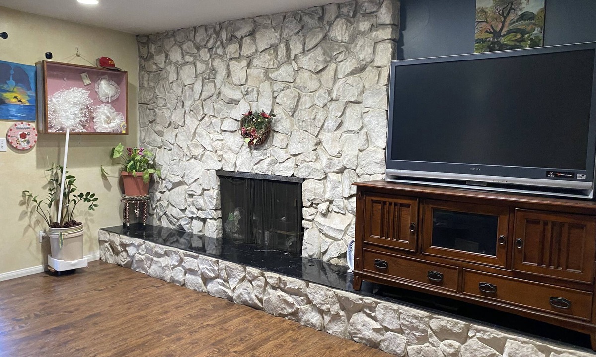 North Hills West House | Is a corner house close to magic mountain park and universal studios.