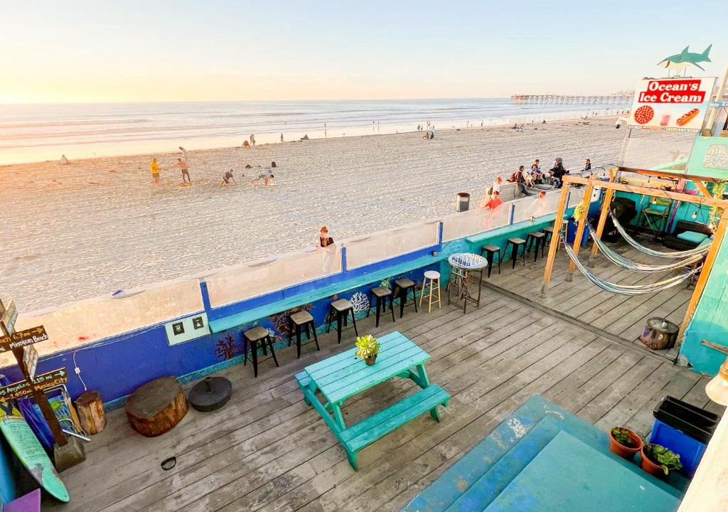 Pacific Beach Hostel | ITH San Diego Beach Bungalow Surf Hostel