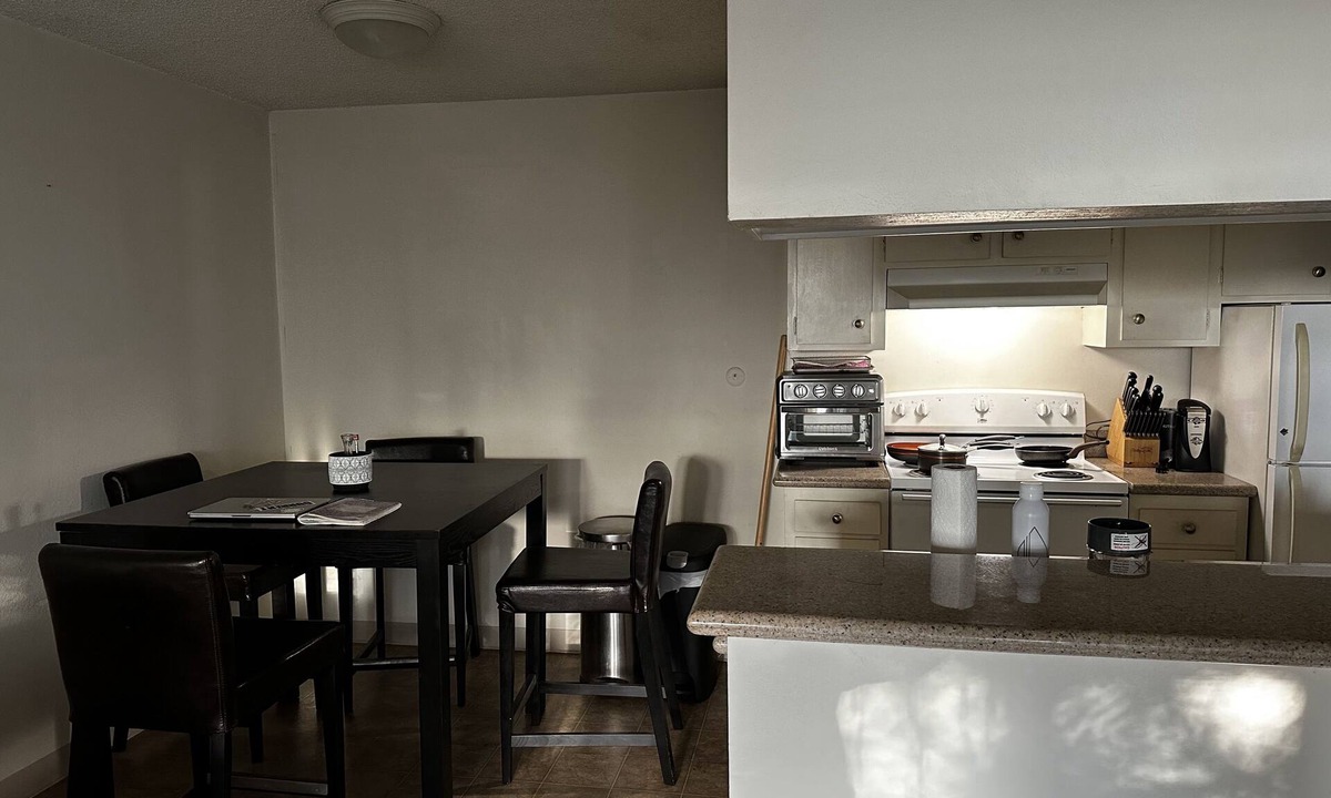 Oakland Apartment | Ivy Hill Close to Oakland/Alameda/San Francisco hospitals Covered garaged park.