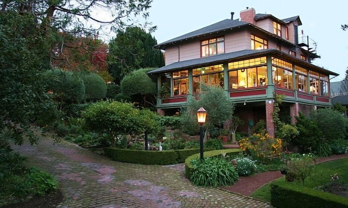 Monterey Bed & Breakfast | Jabberwock Inn