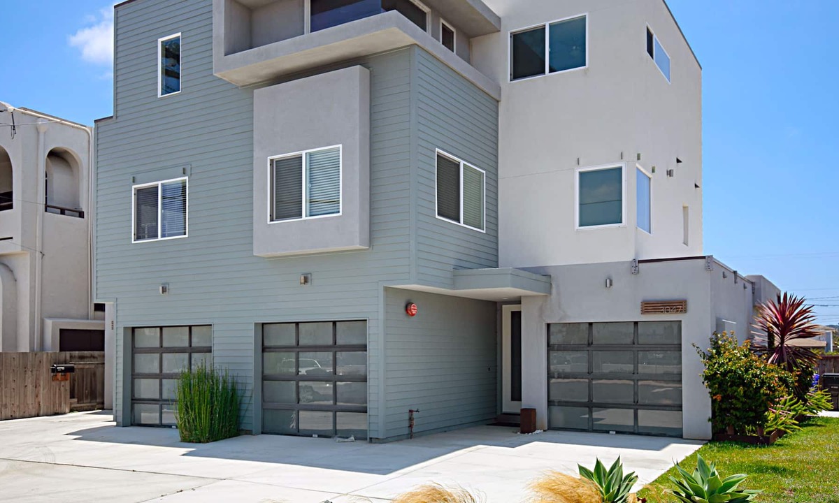 Roseville - Fleet Ridge House | Keats Buyout. Big and modern.