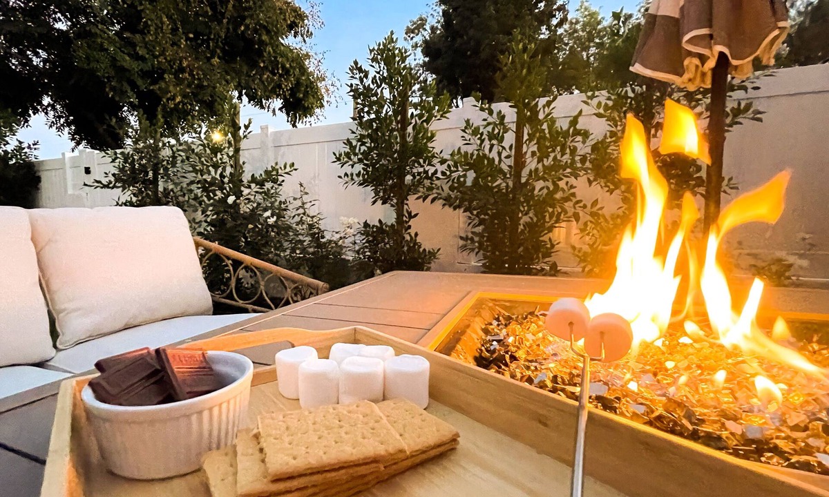 Encino House | King Bed. Washer/Dryer. Newly Remodeled. Fire Pit. Central Location. 3 TVs